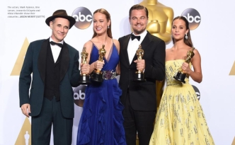 The actors, Mark Rylance, Brie Larson, Leonardo DiCaprio and Alicia Vikander show their statuettes. JASON MERRIT (GETTY)