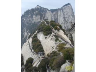 Это Хуасан - самый опасный туристический путь в мире. Расположен у Великой Китайской стены, у внешней границы империи. Монастырь Сюанькун, построенный.