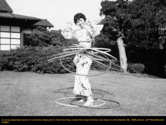 A young Japanese woman in a kimono takes part in the Hula-Hoop craze that swept America and Japan in this October 30, 1958 picture. (AP Photo/Mitsunori Chigita)